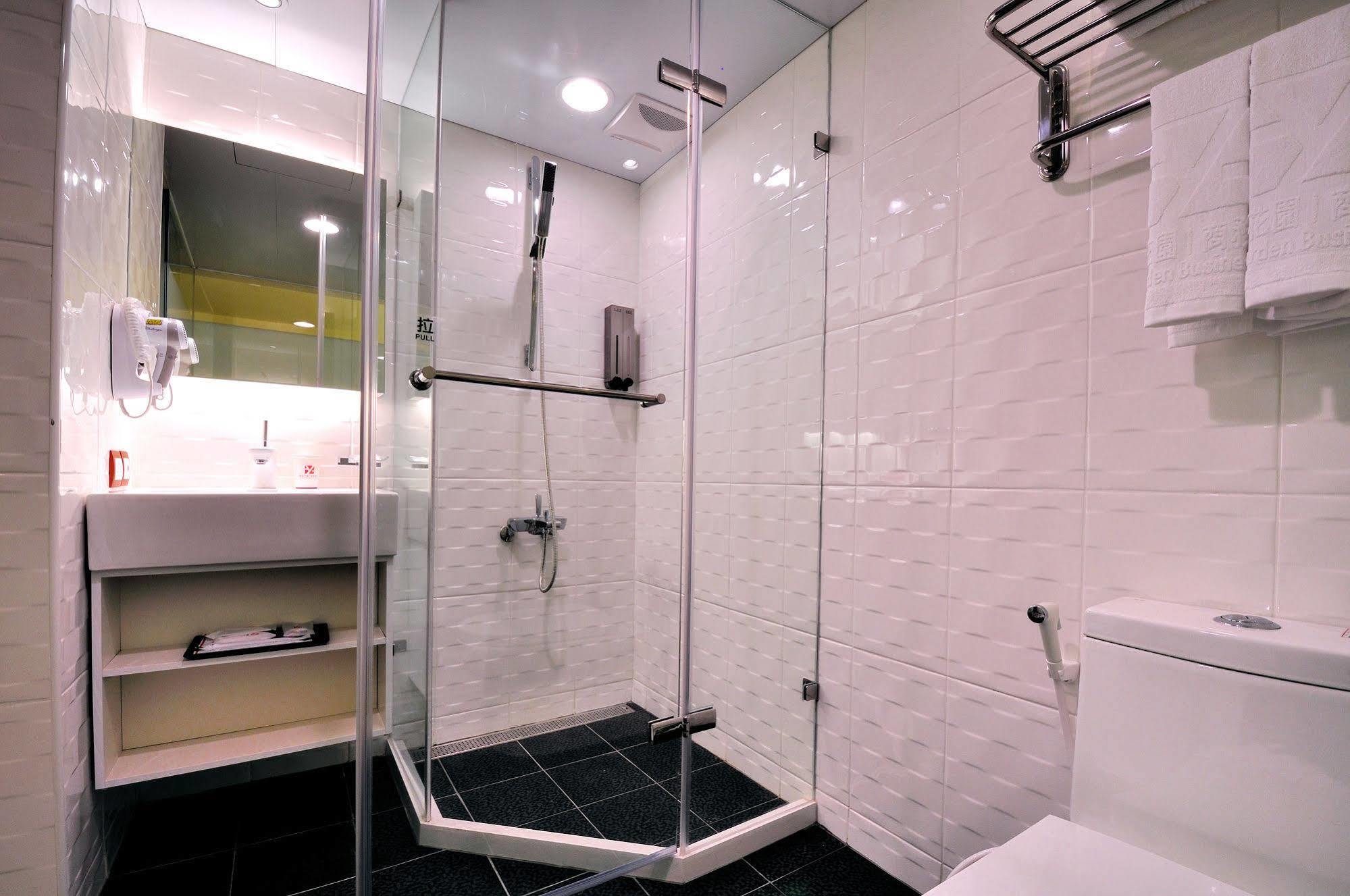 Audi Garden Business Hotel Таоуан Екстериор снимка